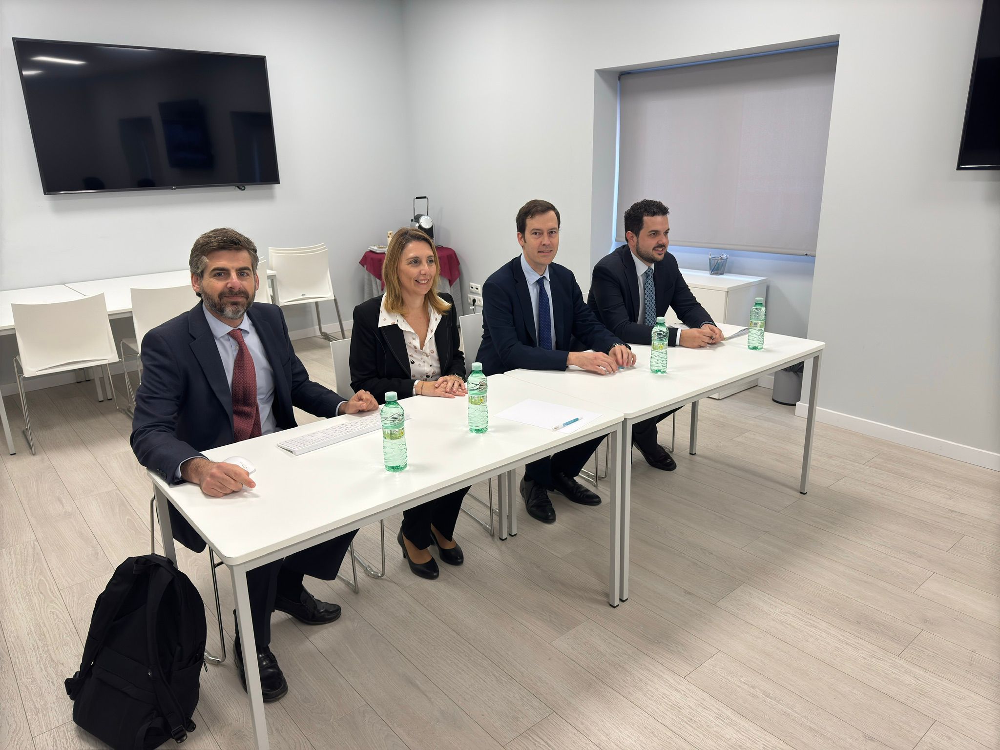 Charla informativa sobre solicitud de ayudas, tramites fiscales, laborales y con aseguradoras dirigidas a colegiados afectados por la DANA